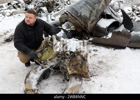 Non esclusiva: KHARKIV, UCRAINA - 06 GENNAIO 2024 - il portavoce del procuratore regionale di Kharkiv &#x92;S Office Dmytro Chubenko dimostra la frammentazione Foto Stock