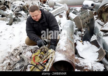 Non esclusiva: KHARKIV, UCRAINA - 06 GENNAIO 2024 - il portavoce del procuratore regionale di Kharkiv &#x92;S Office Dmytro Chubenko dimostra la frammentazione Foto Stock