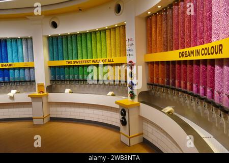 Londra, Inghilterra, Regno Unito - 8 maggio 2017: M&M'S World London a Leicester Square, il più grande negozio di caramelle del mondo Foto Stock