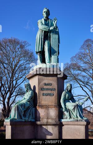 Hans Christian Ørsted Monument, statua in bronzo di Jens Adolf Jerichau (1876); Ørsted Park, Copenaghen, Danimarca Foto Stock