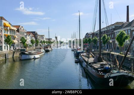 Rotterdam, Paesi Bassi - maggio 27 2017: Storica Delfshaven, pittoresco porto con barche, popolare punto di riferimento turistico a Rotterdam Foto Stock