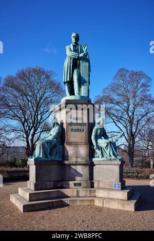 Hans Christian Ørsted Monument, statua in bronzo di Jens Adolf Jerichau (1876); Ørsted Park, Copenaghen, Danimarca Foto Stock