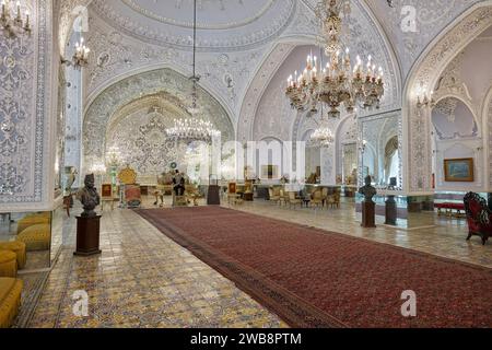 Vista interna della sala Salam (sala della reception, detta anche sala dell'incoronazione) nel Palazzo Golestan. Teheran, Iran. Foto Stock
