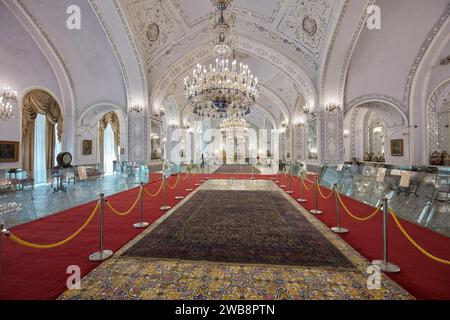 Vista interna della sala Salam (sala della reception, detta anche sala dell'incoronazione) nel Palazzo Golestan. Teheran, Iran. Foto Stock