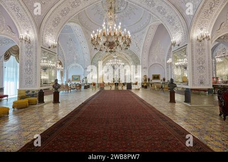 Vista interna della sala Salam (sala della reception, detta anche sala dell'incoronazione) nel Palazzo Golestan. Teheran, Iran. Foto Stock