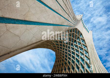 Una vista dall'angolo basso della Torre Azadi (Freedom Tower), un punto di riferimento iconico a Teheran, Iran. Foto Stock