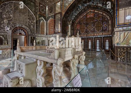 Il Trono di marmo del XVIII secolo (Takht e Marmar) nel Palazzo del Golestan, sito patrimonio dell'umanità dell'UNESCO. Teheran, Iran. Foto Stock