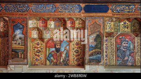 Vecchi e colorati affreschi nel Palazzo Golestan, sito patrimonio dell'umanità dell'UNESCO. Teheran, Iran. Foto Stock