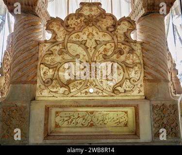 Riccamente decorata sul retro del Trono di marmo del XVIII secolo nel Palazzo del Golestan, sito Patrimonio dell'Umanità dell'UNESCO. Teheran, Iran. Foto Stock