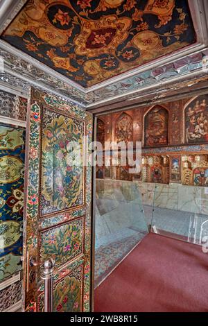 Porta e soffitto riccamente decorati in una sala del Palazzo Golestan, sito patrimonio dell'umanità dell'UNESCO. Teheran, Iran. Foto Stock