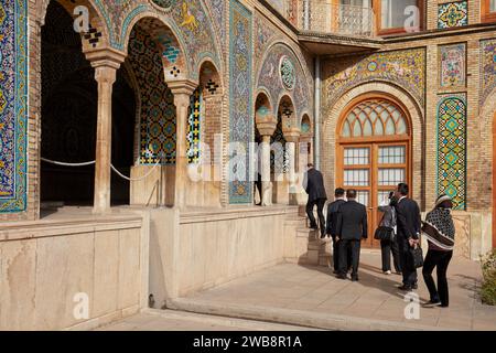 I visitatori in abiti d'affari entrano nel Karim Khani Nook, una struttura nel Palazzo del Golestan, risalente al 1759. Teheran, Iran. Foto Stock