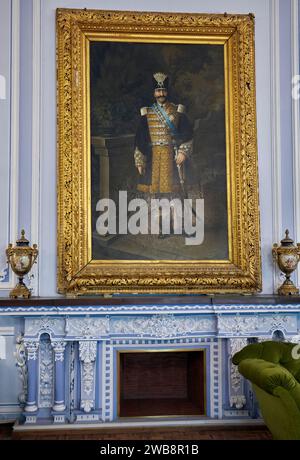 Ritratto di Shah Nasser ed DIN in abito reale completo esposto nella sala d'Avorio del Palazzo Golestan, residenza reale della dinastia Qajar. Teheran, Iran. Foto Stock