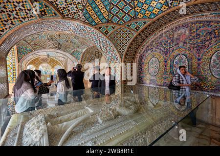 Turisti presso la lapide in marmo di Nasser ed DIN Shah presso il Karim Khani Nook, una struttura nel Palazzo Golestan risalente al 1759. Teheran, Iran. Foto Stock