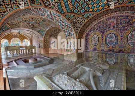 La lapide in marmo di Nasser ed DIN Shah presso il Karim Khani Nook, una struttura nel Palazzo Golestan risalente al 1759. Teheran, Iran. Foto Stock