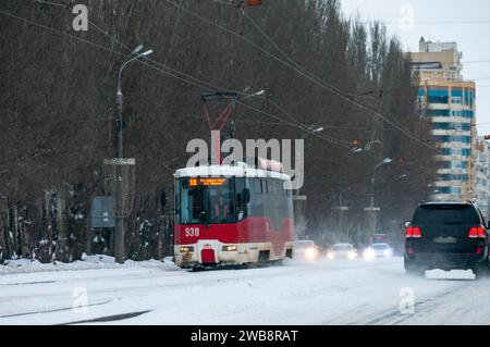 La vita ordinaria nella città di Samara in inverno Foto Stock