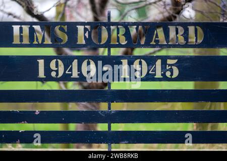 Newhaven, 6 gennaio 2024: Panchina commemorativa per la HMS Forward a South Heighton Foto Stock