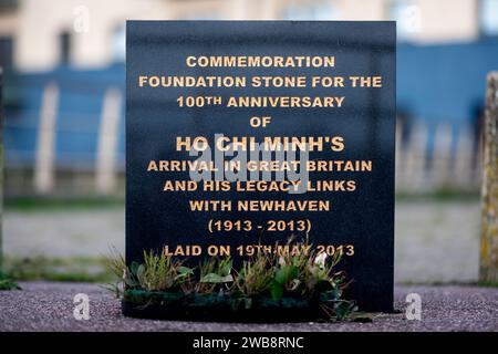 Newhaven, 6 gennaio 2024: Pietra commemorativa di ho chi Minh a West Quay Foto Stock