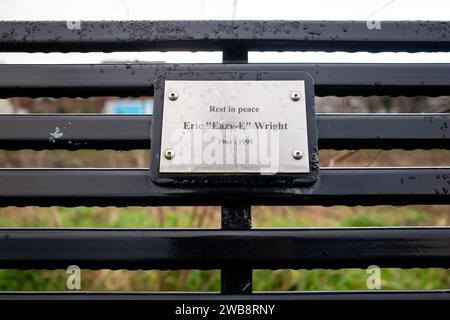 Newhaven, 6 gennaio 2024: Panchina commemorativa per il rapper Eric 'Easy-e' Wright, del gruppo N.W.A. su Denton Island Foto Stock
