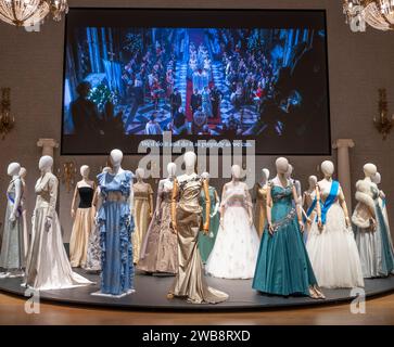 Bonhams, Londra, Regno Unito. 9 gennaio 2024. Scopri l'eccezionale artigianato e la creatività dietro la Corona con una mostra speciale di set, costumi e oggetti di scena della serie 1-6, in tour a New York, Los Angeles, Parigi e Londra in vista di due aste a Bonhams London nel febbraio 2024. La mostra si svolge dall'11 gennaio al 5 febbraio 2024 a Londra. I proventi dell'asta dal vivo andranno verso la creazione della Left Bank Pictures, il programma di borsa di studio Crown presso la National Film and Television School. Crediti: Malcolm Park/Alamy Live News Foto Stock