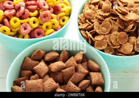 Varietà di cereali in ciotole blu, sfondo veloce per la colazione. Vista dall'alto Foto Stock
