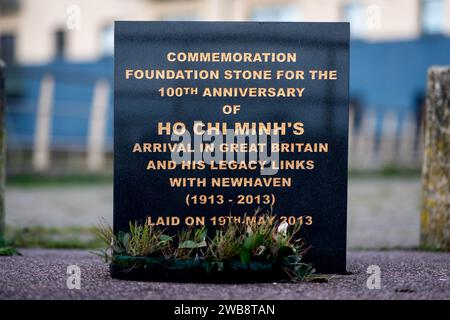 Newhaven, 6 gennaio 2024: Pietra commemorativa di ho chi Minh a West Quay Foto Stock