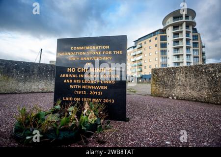 Newhaven, 6 gennaio 2024: Pietra commemorativa di ho chi Minh a West Quay Foto Stock