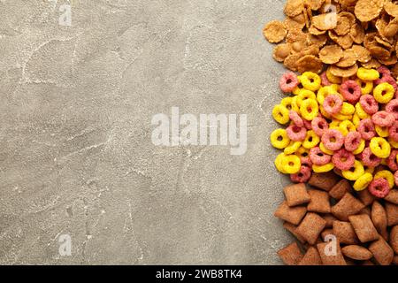Varietà di cereali su sfondo grigio, colazione veloce. Vista dall'alto Foto Stock