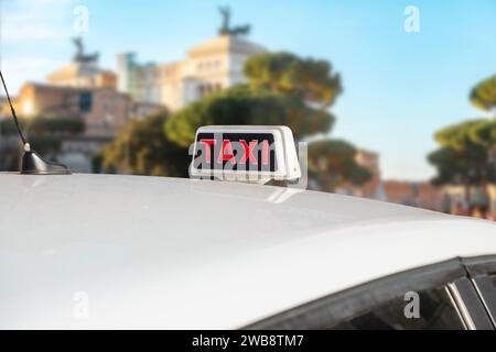 Taxi bianco a Roma. Taxi italiano. Foto Stock