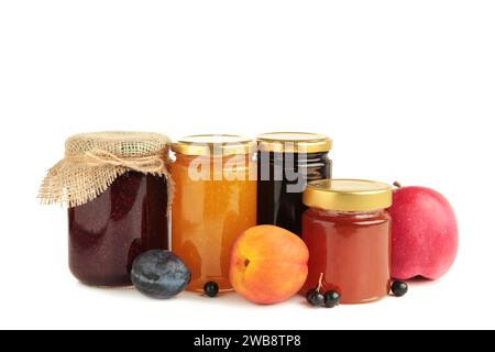 Gustosa marmellata di frutta e frutti di bosco isolata su sfondo bianco. Vista dall'alto Foto Stock