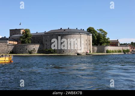 Vaxholm, Svezia - la fortezza di Vaxholm, nota anche come Castello di Vaxholm, è una fortificazione storica sull'isola di Vaxholmen nell'arcipelago di Stoccolma Foto Stock