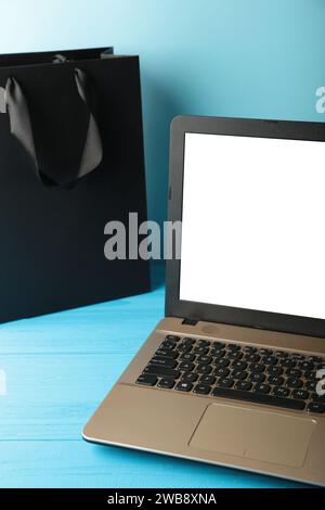 Offerta Black Friday con notebook su sfondo blu. Vista dall'alto Foto Stock