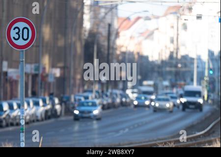 Berlino, Germania. 9 gennaio 2024. Un segnale stradale con la parola "30" su Torstraße indica che in questo caso è consentito un limite di velocità massima di 30 km/h. Il leader del partito parlamentare CDU di Berlino vuole che automobili, autobus e camion possano guidare più velocemente di prima su una serie di strade principali. Credito: Sebastian Christoph Gollnow/dpa/Alamy Live News Foto Stock