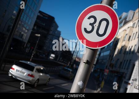 Berlino, Germania. 9 gennaio 2024. Un cartello stradale con la scritta "30" su Torstraße indica che qui è consentita una velocità massima di 30 km/h. Il leader del partito parlamentare CDU di Berlino vuole che automobili, autobus e camion possano guidare più velocemente di prima su una serie di strade principali. Credito: Sebastian Christoph Gollnow/dpa/Alamy Live News Foto Stock