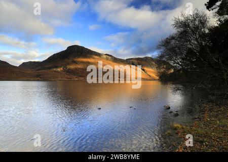 La montagna Slioch si riflette nel Loch Maree, Wester Ross, Highlands of Scotland, Regno Unito Foto Stock