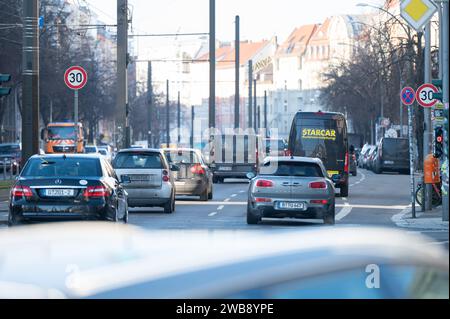 9 gennaio 2024, Berlino: Un cartello stradale con la scritta "30" su Torstraße indica che qui è consentita una velocità massima di 30 km/h. Il leader del partito parlamentare CDU di Berlino vuole che automobili, autobus e camion possano guidare più velocemente di prima su una serie di strade principali. Foto: Sebastian Christoph Gollnow/dpa Foto Stock