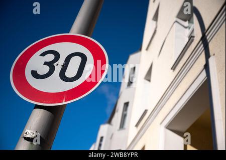 Berlino, Germania. 9 gennaio 2024. Un cartello stradale con la scritta "30" su Torstraße indica che qui è consentita una velocità massima di 30 km/h. Il leader del partito parlamentare CDU di Berlino vuole che automobili, autobus e camion possano guidare più velocemente di prima su una serie di strade principali. Credito: Sebastian Christoph Gollnow/dpa/Alamy Live News Foto Stock