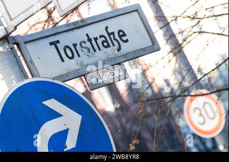 Berlino, Germania. 9 gennaio 2024. Un cartello stradale con la scritta "30" su Torstraße indica che qui è consentita una velocità massima di 30 km/h. Il leader del partito parlamentare CDU di Berlino vuole che automobili, autobus e camion possano guidare più velocemente di prima su una serie di strade principali. Credito: Sebastian Christoph Gollnow/dpa/Alamy Live News Foto Stock