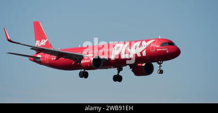 Tenerife, Spagna 3 gennaio 2024. Airbus A321-251N Play Airlines vola nel cielo blu. Atterraggio all'aeroporto di Tenerife Foto Stock