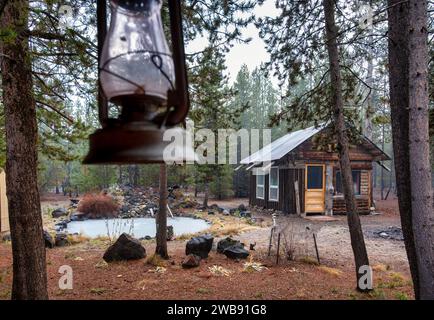 Una rustica capanna di legno nel bosco. High Desert, Oregon, Stati Uniti Foto Stock