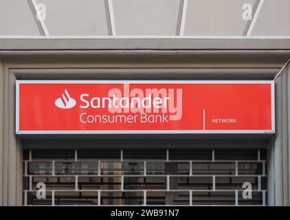 TORINO, ITALIA - FEBBRAIO 2023 CIRCA: Insegna Santander Consumer Bank Storefront Foto Stock