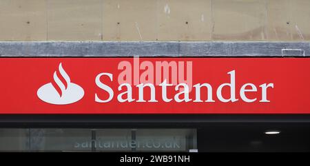 INVERNESS, Regno Unito - 13 SETTEMBRE 2023: Insegna Santander Bank Foto Stock