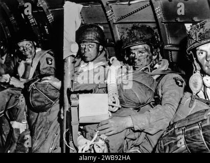 INGHILTERRA, Regno Unito - 5 giugno 1944 - ci vediamo a Berlino... i volti risoluti dei paracadutisti della 101st Airborne Division (Air Assault) poco prima di loro Foto Stock