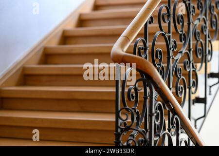 Un primo piano di una serie di scale di legno ornate, che conducono all'ingresso di una casa Foto Stock