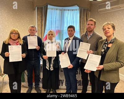 (Da sinistra a destra) Senatore indipendente Frances Black, People Before Profit TD Richard Boyd Barrett, Ireland Palestine Solidarity Campaign Vice President Fatin al Tamimi, il portavoce degli affari esteri del Sinn Fein Matt Carthy, il portavoce degli affari esteri dei socialdemocratici Gary Gannon e la leader del partito laburista Ivana Bacik, durante una conferenza stampa al Buswells Hotel, Dublino, invitando il governo irlandese ad aderire al procedimento in qualità di Corte internazionale di giustizia dell'Aia, Paesi Bassi. Data immagine: Martedì 9 gennaio 2024. Foto Stock