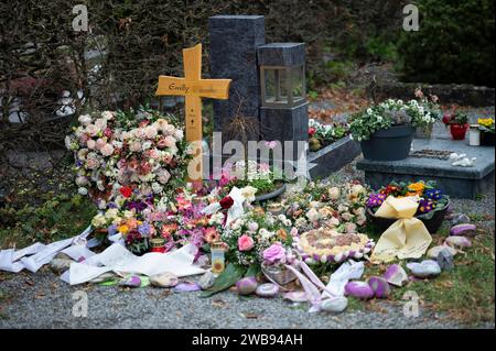 Emily G. Ü20 stab bei Fotoshooting auf Bahngleisen 02.02.2023 Wiesloch es War ein foto-Shooting auf den Zug-Gleisen und es kostete Emily Guzik Ü20 das Leben Der tragische Unfall am 15. Januar 2023 gegen 18,30 Uhr nahe Bahnhof Wiesloch.-Walldorf. IM Bild: Grab von Emily Guzik auf dem Hauptfriedhof. Wiesloch Wiesloch Baden-Württemberg Germania *** Emily G Ü20 pugnalare al servizio fotografico sui binari del treno 02 02 02 2023 Wiesloch è stato un servizio fotografico sui binari del treno - e le è costato la vita a Emily Guzik Ü20 il tragico incidente del 15 gennaio 2023 circa 6 Foto Stock