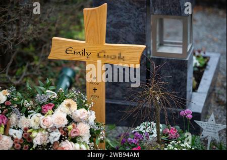 Emily G. Ü20 stab bei Fotoshooting auf Bahngleisen 02.02.2023 Wiesloch es War ein foto-Shooting auf den Zug-Gleisen und es kostete Emily Guzik Ü20 das Leben Der tragische Unfall am 15. Januar 2023 gegen 18,30 Uhr nahe Bahnhof Wiesloch.-Walldorf. IM Bild: Grab von Emily Guzik auf dem Hauptfriedhof. Wiesloch Wiesloch Baden-Württemberg Germania *** Emily G Ü20 pugnalare al servizio fotografico sui binari del treno 02 02 02 2023 Wiesloch è stato un servizio fotografico sui binari del treno - e le è costato la vita a Emily Guzik Ü20 il tragico incidente del 15 gennaio 2023 circa 6 Foto Stock