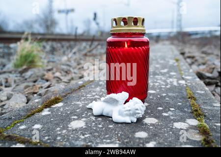 Emily G. Ü20 stab bei Fotoshooting auf Bahngleisen 02.02.2023 Wiesloch es War ein foto-Shooting auf den Zug-Gleisen und es kostete Emily Guzik Ü20 das Leben Der tragische Unfall am 15. Januar 2023 gegen 18,30 Uhr nahe Bahnhof Wiesloch.-Walldorf. Im Bild: Unfallort nahe des Bahnhofs Wiesloch-Walldorf. Wiesloch Wiesloch Baden-Württemberg Germania *** Emily G Ü20 pugnalare al servizio fotografico sui binari del treno 02 02 02 2023 Wiesloch è stato un servizio fotografico sui binari del treno - e le è costato la vita a Emily Guzik Ü20 il tragico incidente del 15 gennaio 2023 circa 6 Foto Stock