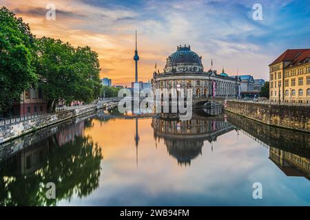 Centro di Berlino con edifici storici e torre della televisione. Skyline della capitale della Germania all'alba in primavera. Riflessi sul surf in acqua Foto Stock