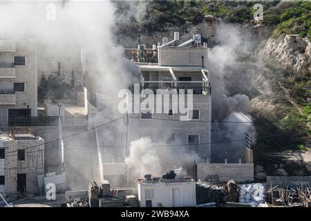 Le forze israeliane hanno distrutto due case appartenenti al fratello palestinese su istruzioni del primo ministro israeliano Benjamin Netanyahu, due case appartenenti a due fratelli palestinesi, che avrebbe causato la morte di 3 israeliani in un attacco armato il 30 novembre, furono distrutti da una bomba nella città di Suvar Bahir a Gerusalemme Est. Le forze israeliane circondarono le case dei fratelli Murad e Ibrahim Nemr nella città di Suvar Bahir e le fecero esplodere con una bomba. Il 9 gennaio 2024 .Photo di saeed qaq Copyright: Xsaeedxqaqx  B9Z6211 Foto Stock