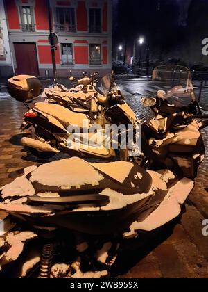 Parigi, Francia. 9 gennaio 2024. Biciclette coperte di neve per strada, nevicate sulla città di Parigi, Francia, la sera, il 9 gennaio 2024. Foto di Karim Ait Adjedjou/ABACAPRESS.COM credito: Abaca Press/Alamy Live News Foto Stock